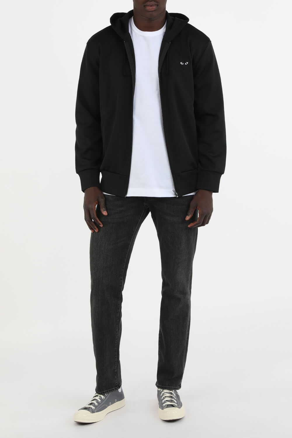 סווטשירט שחור מרוכסן עם דוגמת לבבות